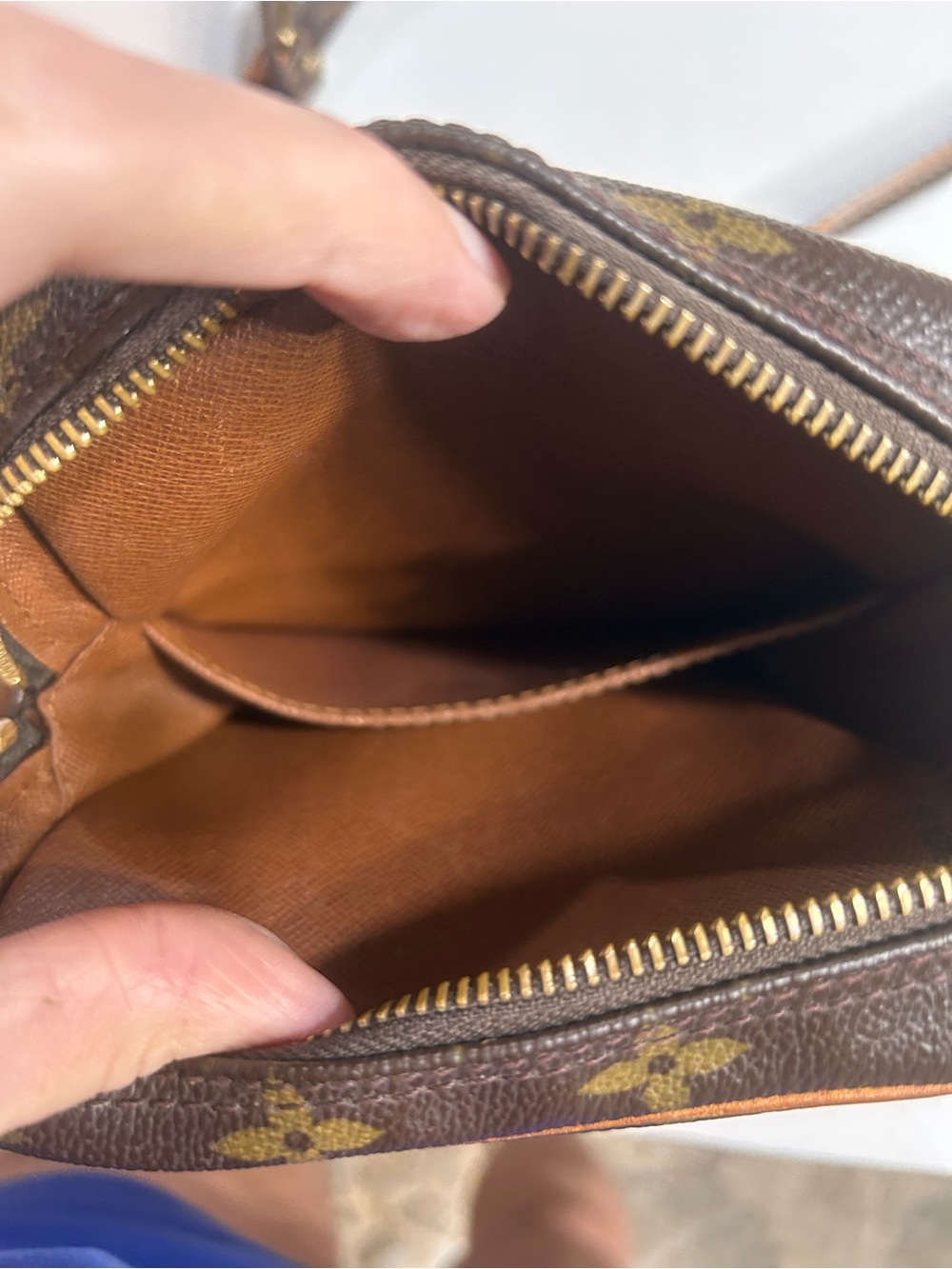 Authentic Louis Vuitton Brown Monogram Crossbody Bag with flaw - Picture 7 of 16